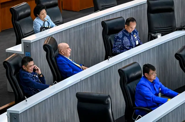 สว. กลุ่มใหญ่พร้อมใจกันสวมใส่เสื้อสีน้ำเงินระหว่างการประชุมวุฒิสภา