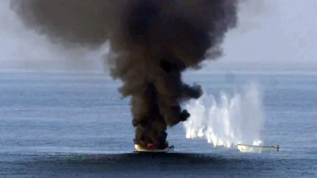 Embarcaciones remolcadas por un presunto grupo pirata son destruidas por fuego desde el USS Momsen durante una operación para repeler un ataque contra un petrolero comercial en el mar Arábigo el 2 de febrero de 2011.