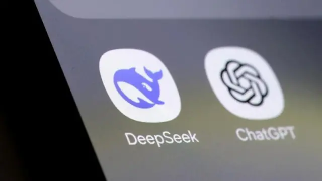 Los íconos de las aplicaciones de DeepSeek y ChatGPT en un teléfono