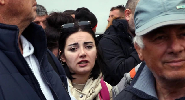 Tekrarlayan depremlerin ardından Santorini'den ayrılmaya hazırlananlar feribotun gelmesini bekliyor