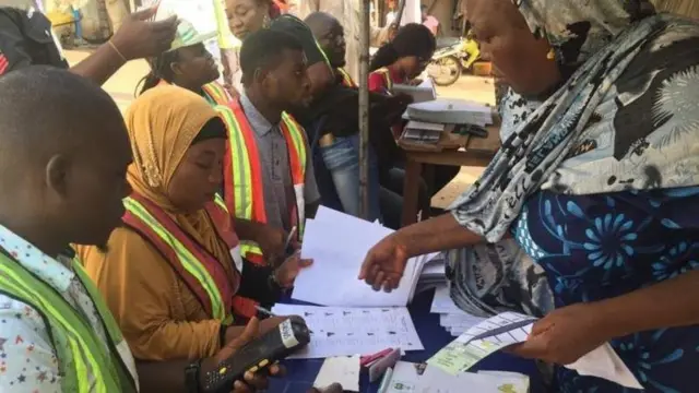 Ma'aikatan zaɓe suna tantance kayan zaɓe