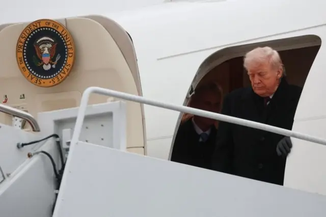 Trump saindo de avião