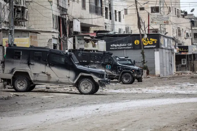 مركبات تابعة لأجهزة الأمن الفلسطينية وهي تغلق مدخل مخيم جنين في الضفة الغربية المحتلة 