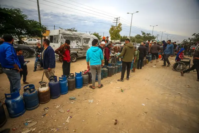 Palestinos fazem filabet pixfrente a um postobet pixgasolina para abastecer seus cilindrosbet pixcozinha após a chegadabet pix150 caminhões com suprimentosbet pixajuda à Faixabet pixGaza pela primeira vezbet pix49 dias, como parte do início da pausa humanitáriabet pix4 dias para trocabet pixprisioneiros entre o exército israelense e o grupo palestino Hamasbet pixKhan Yunis, Gaza.