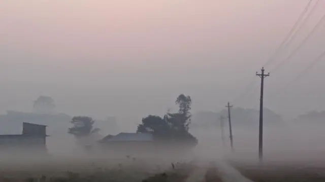 सुनसरीमा लागेको हुस्सु र तुवाँलो