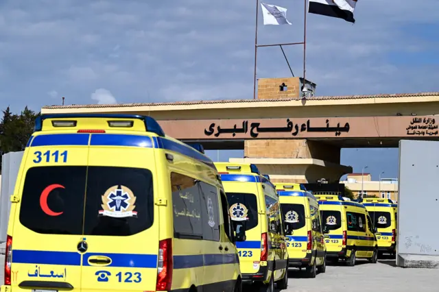 موكب لخمس سيارات إسعاف تسير على الجانب المصري من معبر رفح الحدودي بين مصر وقطاع غزة، 11 فبراير/ شباط 2025