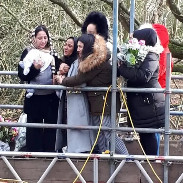 خانواده سبحانی در بازدید از جنگلی که جسد در آن پیدا شد 