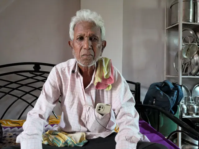  पुर्वी मुळा नदीत मासेमारे करणारे हरिश्चंद्र काची नदी मरत असल्याचं सांगतात.