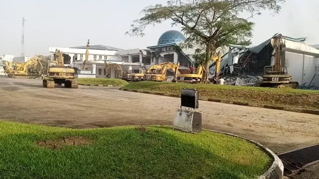 Bulldozers for di assembly complex as dem dey demolish 
