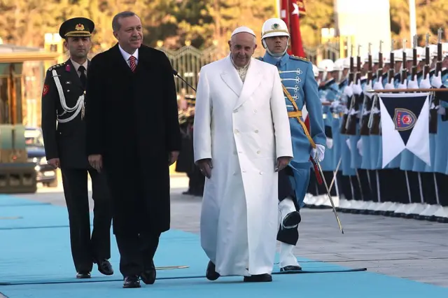 Papa Francesco resmi törende Erdoğanla yürüyor