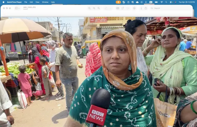 જંગલેશ્વરના શાકભાજી બજારમાં મંગળવારે શાકભાજી ખરીદી રહેલી મહિલાઓ