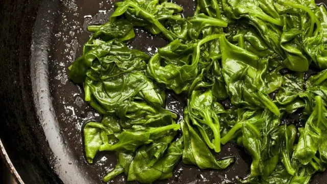 Готовый шпинат на сковородке
