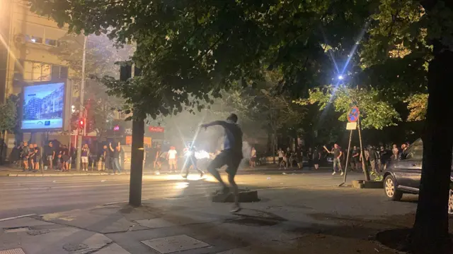 Мушкарац баца каменицу 