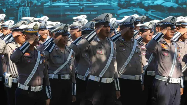 Sejumlah anggota Polri mengikuti Apel Gelar Pasukan Operasi Keselamatan Semeru 2026 di Polrestabes Surabaya, Surabaya, Jawa Timur, Senin (2/2/2026). Polda Jawa Timur mengerahkan 5.020 personel gabungan dalam operasi yang digelar pada 2-15 Februari 2026 dengan mengangkat tema Terwujudnya Kamseltibcarlantas yang Aman, Nyaman dan Selamat Menjelang Pelaksanaan Operasi Ketupat Semeru 2026. 