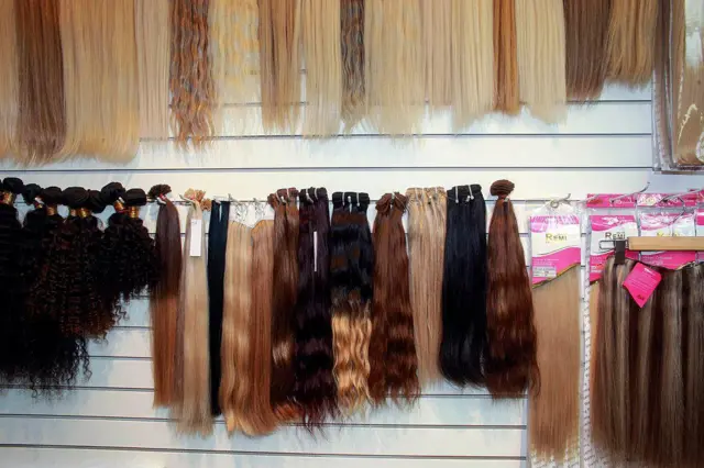 शोधकर्ताओं का कहना है कि ज़रूरी नहीं कि वर्जिन या नेचुरल बताकर बेचे जा रहे बाल सुरक्षित हों