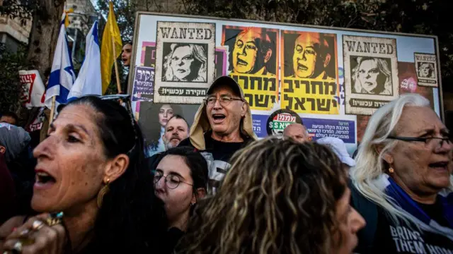 Miles de manifestantes se congregaron frente a la oficina del primer ministro el domingo por la mañana, mientras el gabinete del primer ministro Benjamin Netanyahu se reunía para votar sobre la destitución de la fiscal general Gali Baharav-Miara.