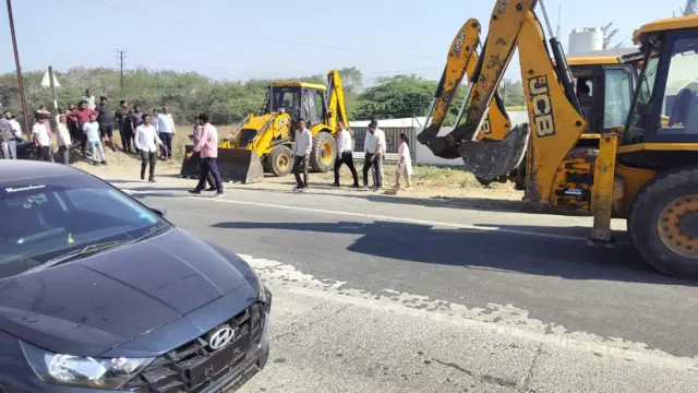 ગુજરાતના પૂર્વ સાંસદ દીનુ સોલંકી, ગીર સોમનાથના કલેક્ટર દિગ્વિજયસિંહ, ગુજરાતમાં ગેરકાયદે બાંધકામ, બીબીસી ગુજરાતી, ગુજરાત