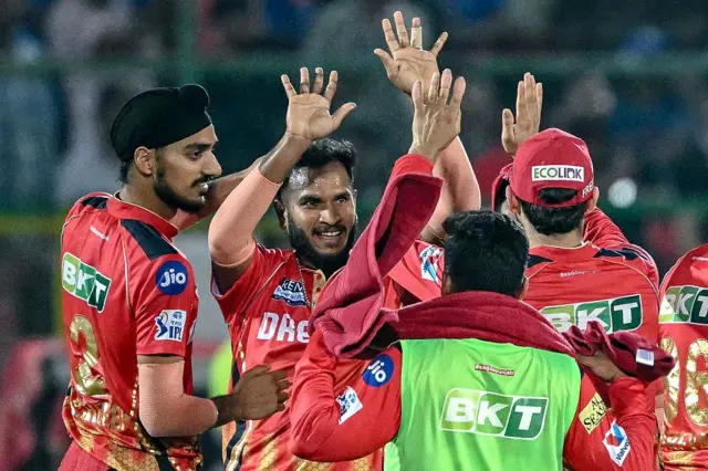 विल जैक्स को आउट करने के बाद जश्न मनाते पंजाब के खिलाड़ी