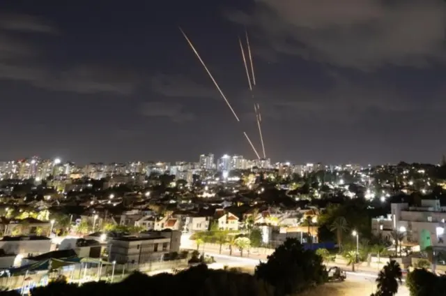 ఇజ్రాయెల్‌పై ఇరాన్ క్షిపణి దాడులు, ఐరన్ డోమ్ వ్యవస్థ అడ్డుకుంటున్న దృశ్యాలు