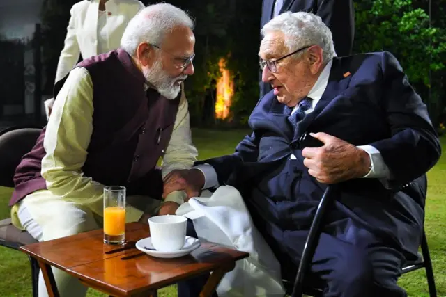 भारताचे पंतप्रधान नरेंद्र मोदी आणि हेन्री किसिंजर. 
