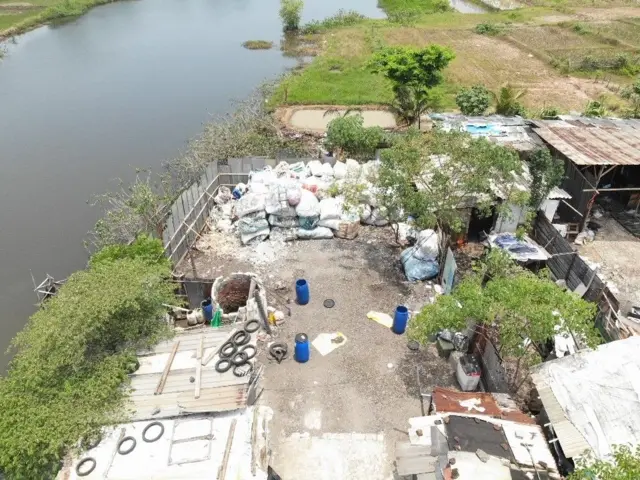 Sebuah lapak besi bekas di Banten.