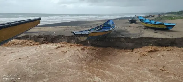 సముద్రం ఒడ్డున నిలిచిన పడవలు