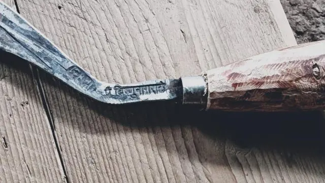 आजवर किमान पाच लाख खुरप्यावर त्यांनी असे नाव उमटवले आहे, असे प्रकाश रघुनाथ लोहार सांगतात.