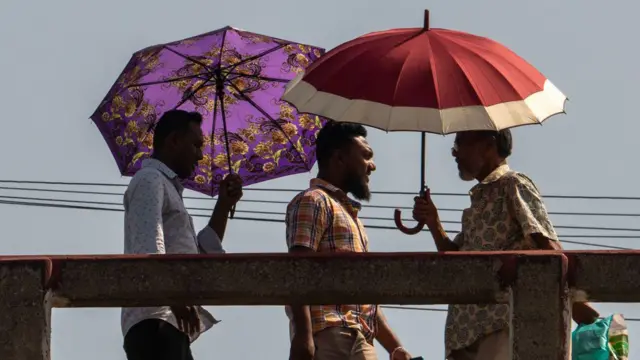 ছাতা নিয়ে বের হচ্ছেন অনেকে