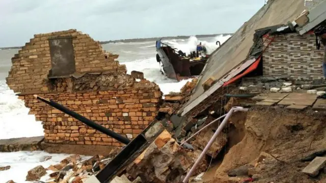 વાવાઝોડામાં ધરાશાયી થયેલું મંદિર (ફાઇલ ફોટો)