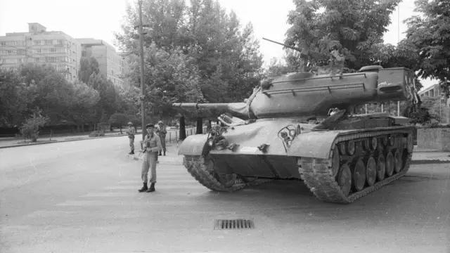 Tank önünde duran bir asker