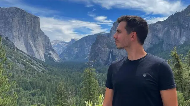 Duarte Dias aprecia a vista do Vale de Yosemite, EUA
