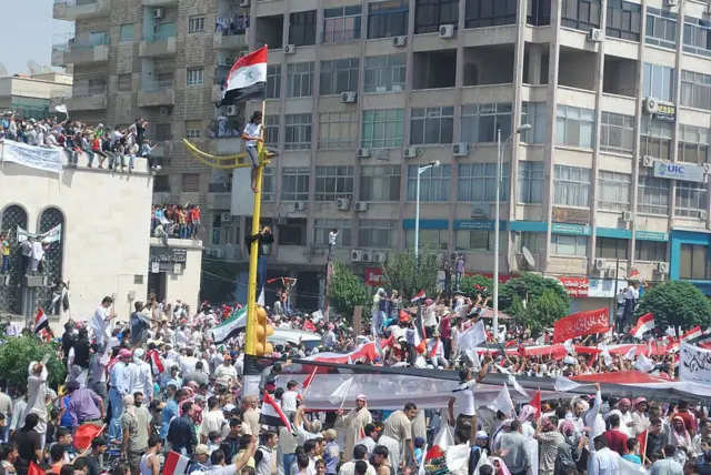 تظاهرة بعد صلاة الجمعة في مدينة حماة بوسط سوريا في 22 يوليو/تموز 2011. وقال ناشطون إن قوات الأمن السورية قتلت ثمانية مدنيين على الأقل بينما تدفق أكثر من 1.2 مليون متظاهر إلى المدن في الشمال والشرق للاحتجاج على حكم الرئيس بشار الأسد.