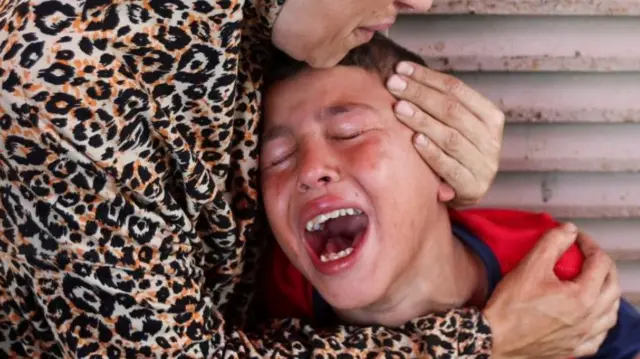 الأم الفلسطينية سماح النوري، التي فقدت ابنتها سما في غارة إسرائيلية يوم الخميس قرب مركز طبي في دير البلح، تعزي ابنها.




