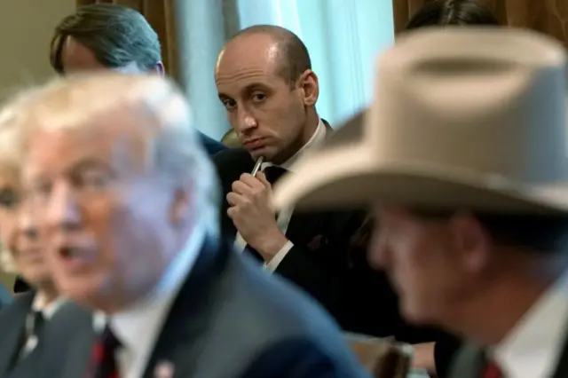 ترامب ويجلس خلفه ميلر