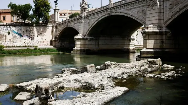 Ana iya ganin tsohuwar gadar da Sarki Nero ya gina a cikin Kogin Tiber 