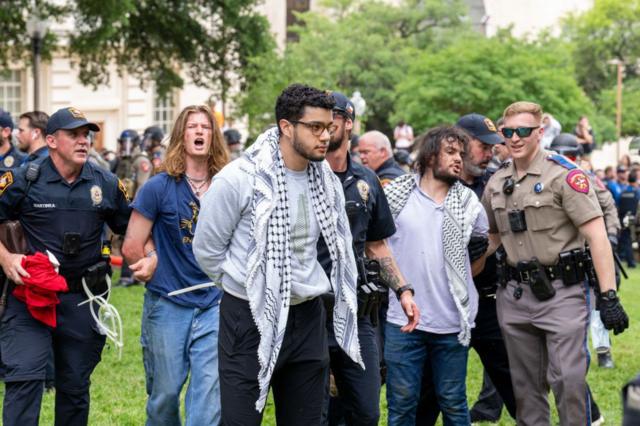 La policía detiene a tres personas el miércoles mientras estudiantes pro palestinos protestan contra la guerra entre Israel y Hamas en el campus de la Universidad de Texas en Austin.