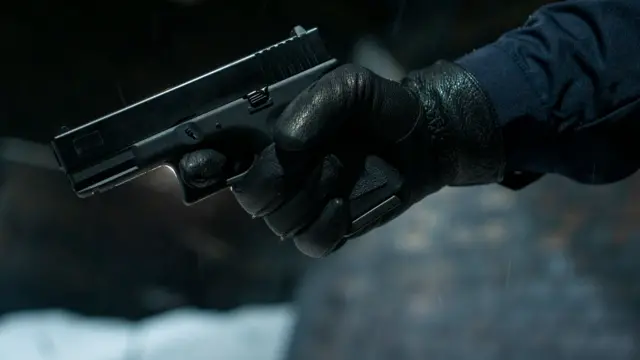 একজনের হাতে একটি বন্দুক, প্রতীকী ছবি 