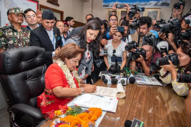 पदभार ग्रहण गर्दै आरजु राणा 