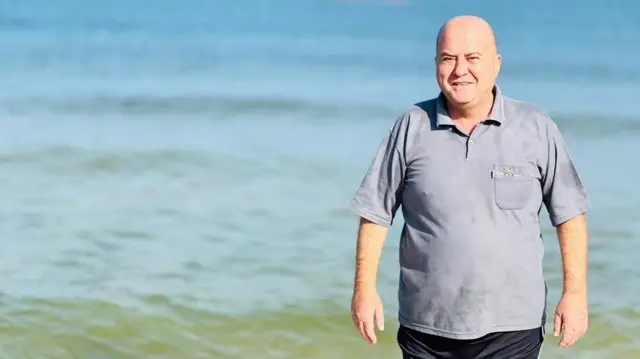 বিশ্ববিদ্যালয়ের অধ্যাপক আহমেদ হাম্মাদ আল-জাহরায় থাকার সিদ্ধান্ত নেন।