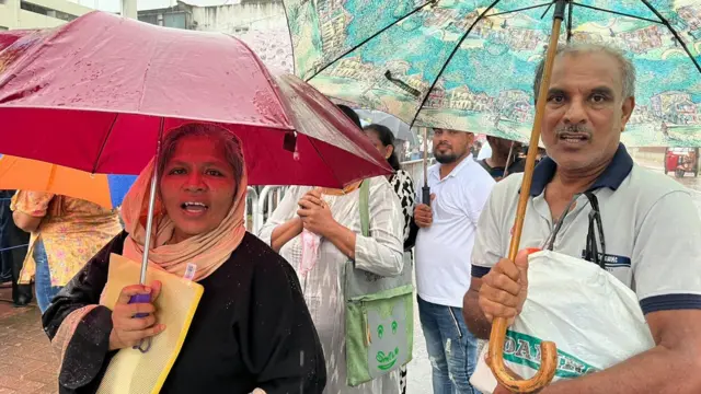 මොහොමඩ් යූසුෆ් සහ රිසානා සිය විදෙස් ගමන් බලපත්‍රය ලබා ගැනීමේ අරමුණින් ආගමන හා විගමන දෙපාර්තමේන්තුව වෙත පැමිණ තිබුණේ සිවුවන දිනටයි.