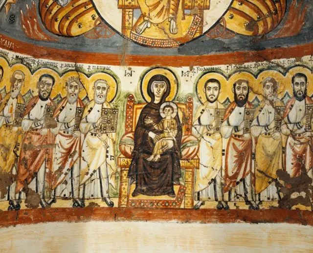 أيقونة أثرية للقديسة العذراء مريم وحولها رسل المسيح