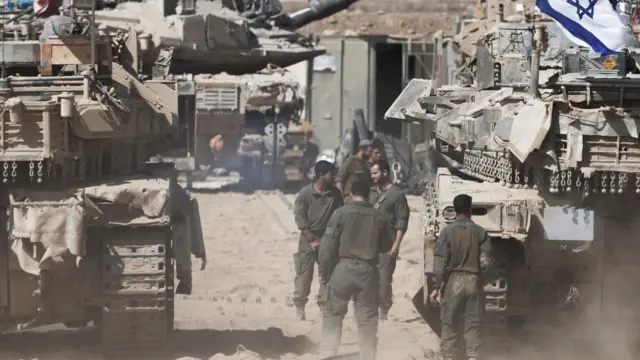 Izraelski vojnici stoje pored tenkova blizu Izraela.