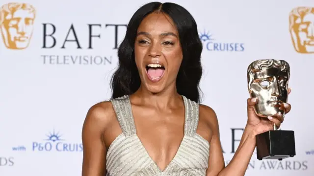 جاسمین جابسون، برای بازی در «تاپ بوی»، جایزه بهترین هنرپیشه مکمل زن را دریافت کرد