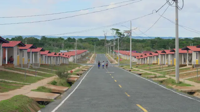 Uma das ruas de Isberyala, onde duas fileiras de casas podem ser vistas. 