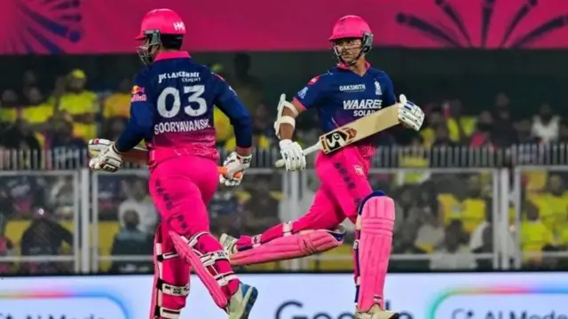 යෂස්වි ජයිස්වාල් සහ වෛභව් සූර්යවංශි ලකුණක් කරා දිව යමින්