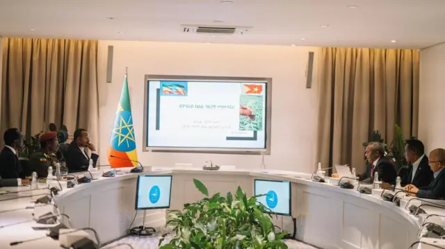 ታደሰ ወረደ ኣብ ቤትጽሕፈት ቀዳማይ ሚኒስተር ኣቢይ ኣሕመድ፡ ሓያለ ሰብመዚ ኣብ ዝተረኽብሉ ብመንገዲ ስክሪን ጸብጻብ እናቕረበ