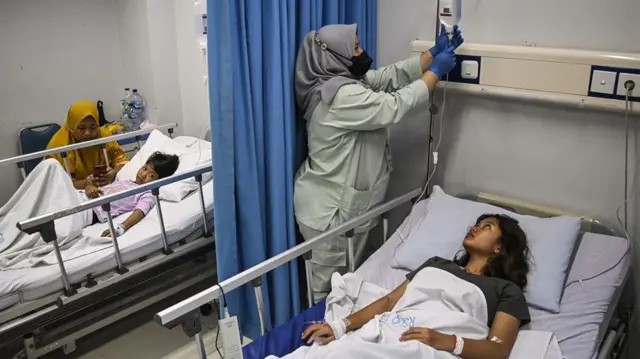 Petugas kesehatan melakukan perawatan pasien demam berdarah dengue (DBD) di RSUD Tamansari, Jakarta