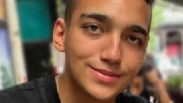 Una mujer toca una foto del rehén israelí-estadounidense, Edan Alexander, en medio de las concentraciones que celebran su liberación,  el 12 de mayo de 2025.