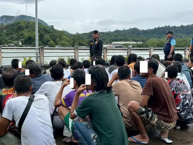 သြဂုတ် ၁၅ ရက်က ထိုင်းနိုင်ငံ၊ ရနောင်းမြို့ကနေ မြန်မာနိုင်ငံ၊ ကော့သောင်းဆိပ်ကမ်းကို ပြန်လည်လွှဲ ပြောင်းလိုက်တဲ့ မြန်မာနိုင်ငံသား ၉၉ ဦးနဲ့ ထိုင်းအာဏာပိုင်တွေ