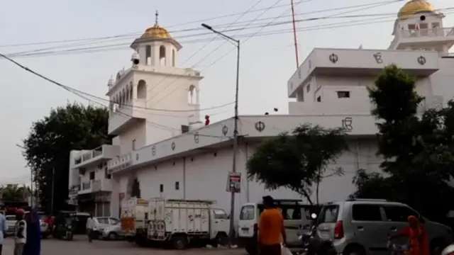 মসজিদের কাছেই থাকেন শিখ সম্প্রদায়ের অনেক মানুষ, রয়েছে একটি গুরুদ্বারও